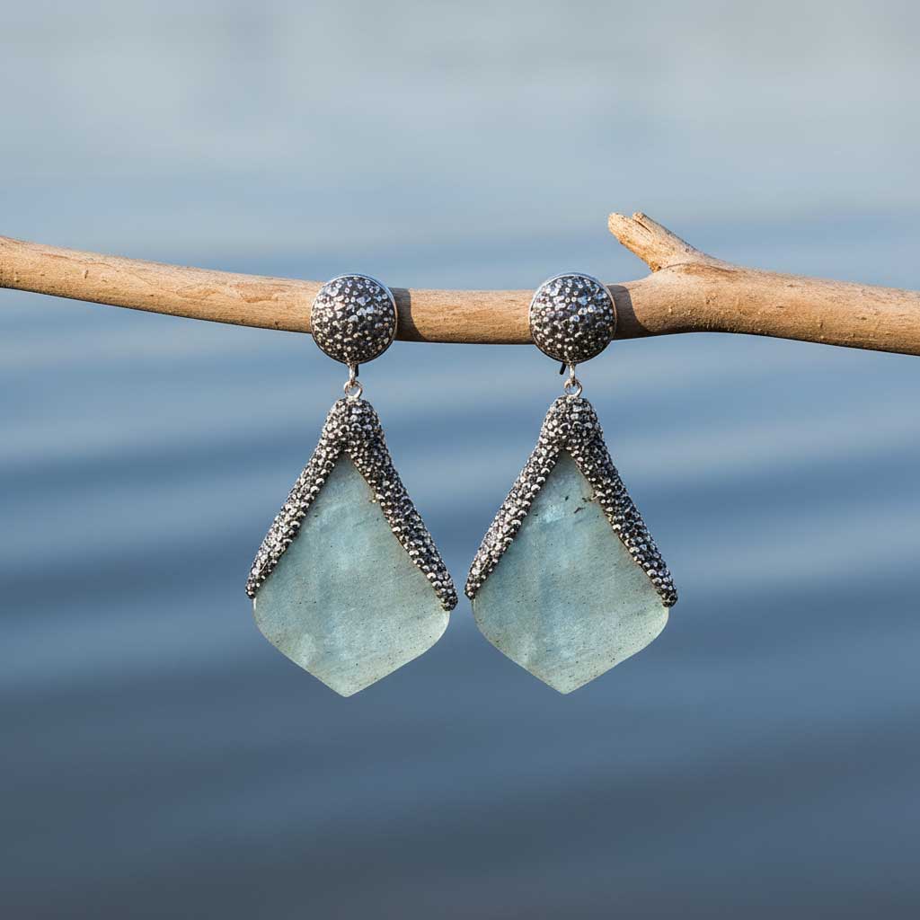 Grote edelstenen oorbellen met labradoriet en stras steentjes hangend aan tak | Big Bright Labradorite Flyer