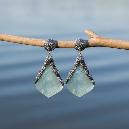 Grote edelstenen oorbellen met labradoriet en stras steentjes hangend aan tak | Big Bright Labradorite Flyer