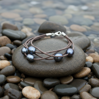 Leather Pearl Dark armband bij water
