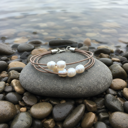 Leather Pearl White armband bij water