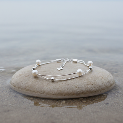 Liv armband aan de waterkant