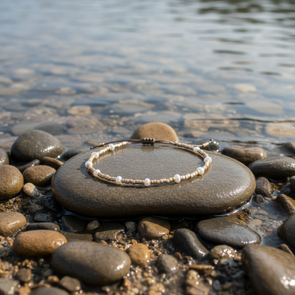 Mini Pearl Bead Gold armband bij water