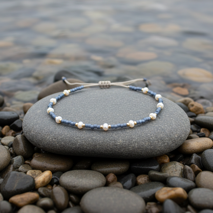 Mini Pearl Bead Persian Blue armband bij water