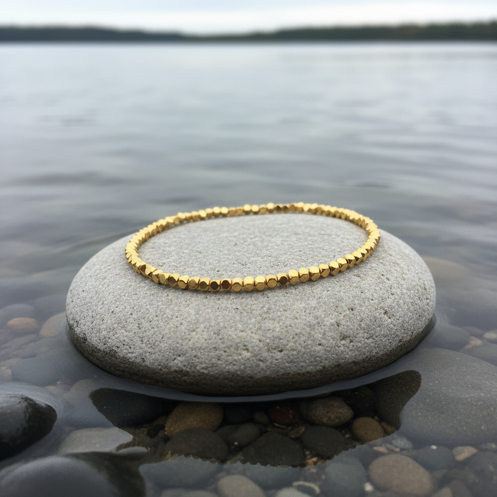 Minimal Gold Hematite armband op steen met water