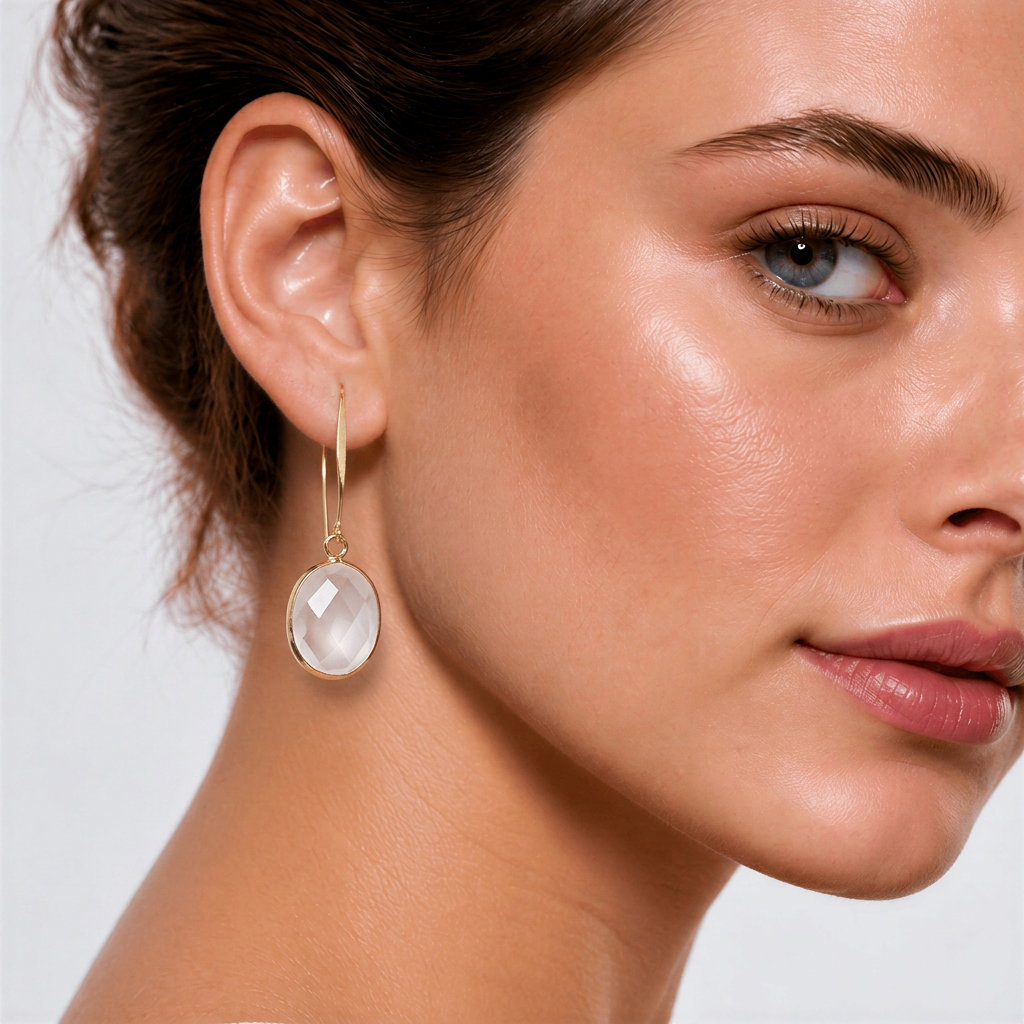 Lange edelstenen oorbellen met bergkristal gedragen door model | Long Crystal Clear Gold