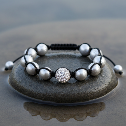 Parel armband met grijze parels en stras steentjes liggend op steen in water | Sambala Sparkling Grey