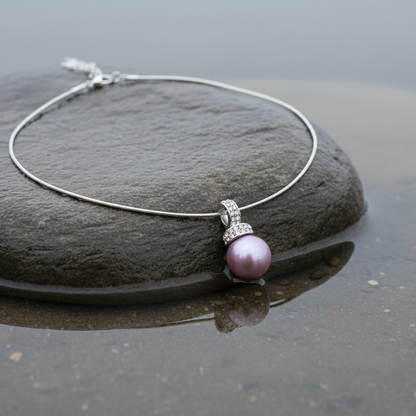 Oud roze mother of pearl parelketting met stras steentjes liggend op steen in water | Filanie
