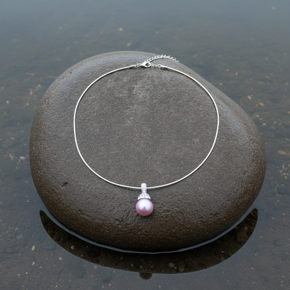 Oud roze mother of pearl parelketting met stras steentjes liggend op steen | Filanie
