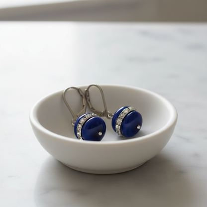 Blauwe edelstenen oorbellen met stras stenen en sterling zilver liggend in bakje | Cat&