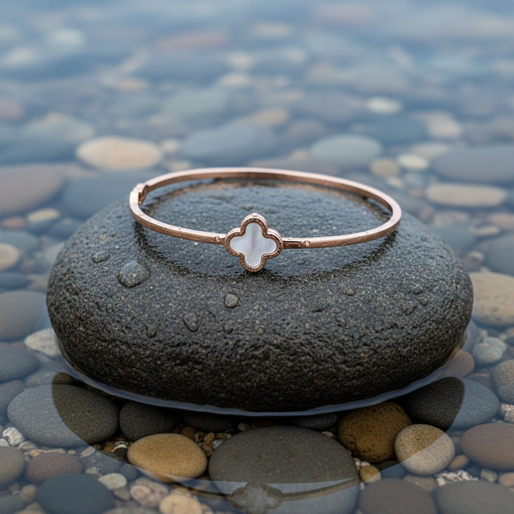 Parelmoeren armband Rose Gold White Shell op realistische grijze steen