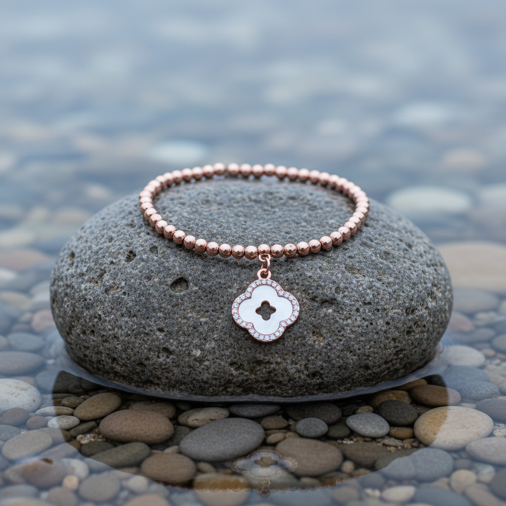 Parelmoeren armband Shell Four Leaf Clover W Open op realistische grijze steen - met opening