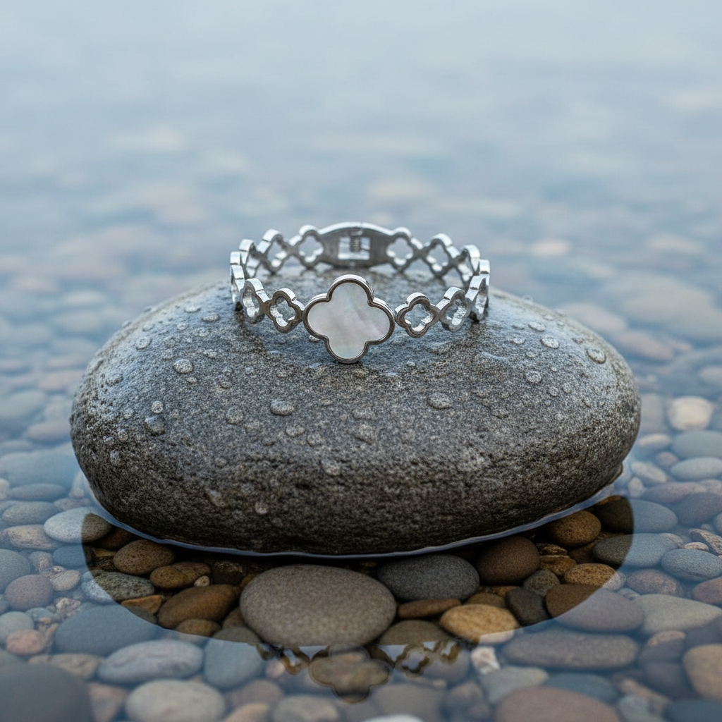 Parelmoeren armband White Shell Flowers op realistische grijze steen