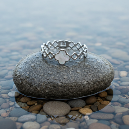 Parelmoeren armband White Shell Flowers op realistische grijze steen