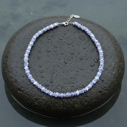 Blauw parelmoeren ketting liggend op steen | Shell Cube AB Blue