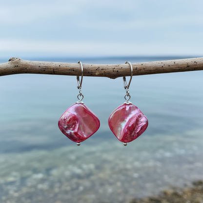 Parelmoeren oorbellen Shell AB Pink takje met blauwe waterrand