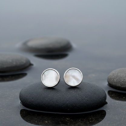 Parelmoeren oorbellen Shell White Stud Round op steen - contrast zonder zon