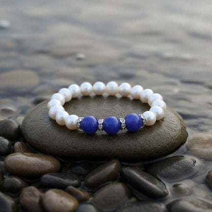 Wit zoetwater parel armband met blauwe jade en stras steentjes liggend op steen vooraanzicht, elastisch | Pearl Blue Jade