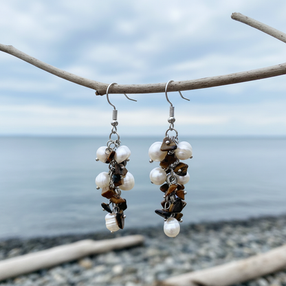 Pearl Tiger Eye Chip oorbellen aan kaal takje