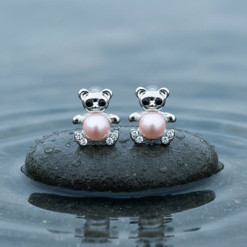 Zoetwater parel oorknopjes met roze parels en zilveren beertje met stras steentjes liggend op steen in water | Pearl Bear P