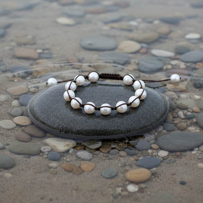 Sambala White Pearl armband op steen bij oever