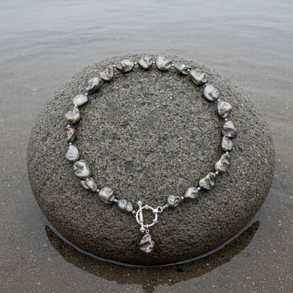 Schelpen ketting Shell AB Grey close-up bovenaanzicht grijs-bruin