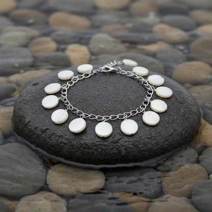 Shell Round White armband gesloten cirkel op grijze natte steen