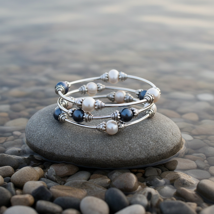 Three Loops White &amp; Dark Blue Pearl armband aan de waterkant