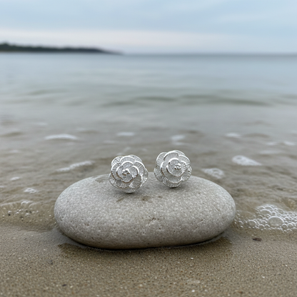 Verzilverde oorbellen Silver Flower op steen met water