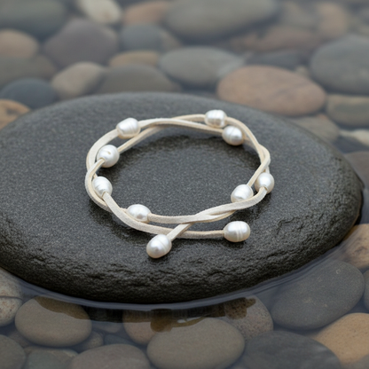 Wrap Suede Cream Pearl armband - 2 wikkelingen op grijze natte steen