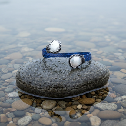 Zoetwater parel armband Bright Two Pearl Blue Leather op realistische grijze steen
