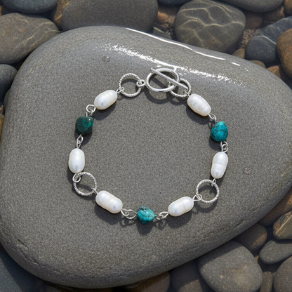 Zoetwater parel armband Lalita Chrysocolla op steen omringd door water - bovenaanzicht