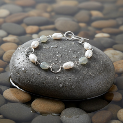 Zoetwater parel armband Lalita Labradorite op natte grijze steen - zijaanzicht