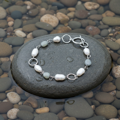 Zoetwater parel armband Lalita Labradorite plat op natte grijze steen