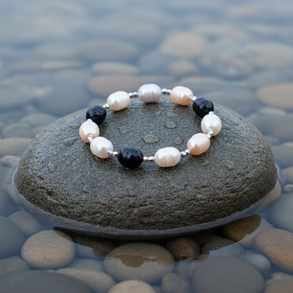 Zoetwater parel armband Marlotte op realistische grijze steen