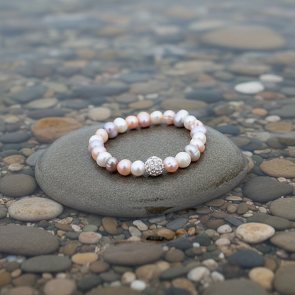 Zoetwater parel armband Maxima Soft Colors op steen bij water