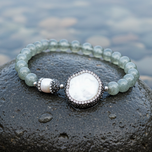 Zoetwater parel armband met edelstenen Bright Labradorite Coin Pearl op realistische grijze steen