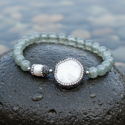 Zoetwater parel armband met edelstenen Bright Labradorite Coin Pearl op realistische grijze steen