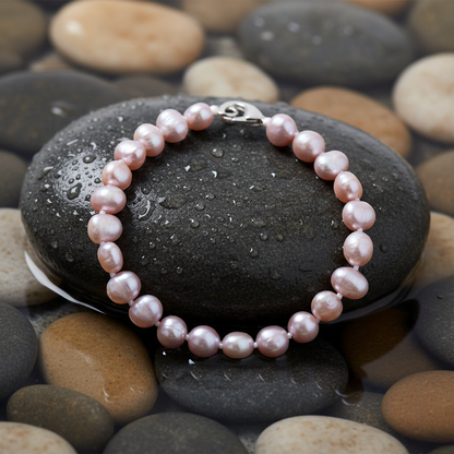 Zoetwater parel armband Rosabel op natte grijze steen