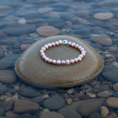 Zoetwater parel armband Rosabel op steen omringd door water