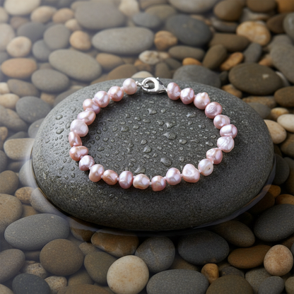 Zoetwater parel armband Rosabel plat op natte grijze steen