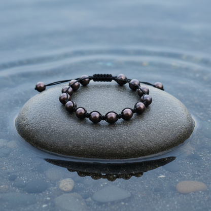 Zoetwater parel armband Sambala Brown Pearl - bovenaanzicht op steen in water