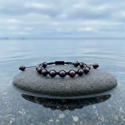 Zoetwater parel armband Sambala Brown Pearl op steen aan blauw water - realistisch