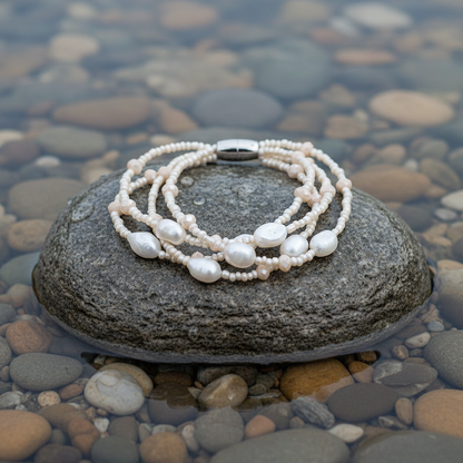 Zoetwater parel armband Shalina White op realistische grijze steen