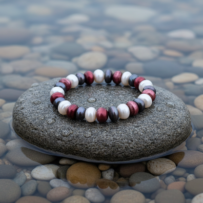 Zoetwater parel armband Tri Color Dark op realistische grijze steen - close-up