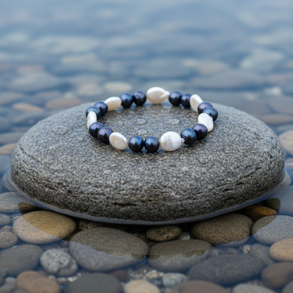 Zoetwater parel armband White Coin Dark Pearl op realistische grijze steen - variant