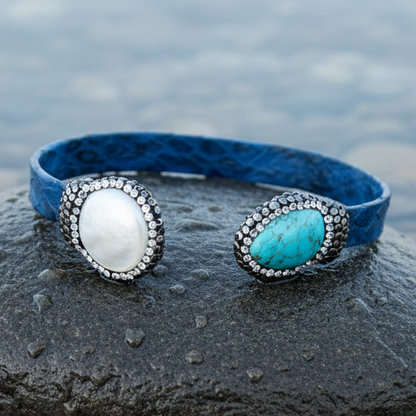 Zoetwater parel en edelstenen armband Bright Pearl Turquoise Blue Leather Small op realistische grijze steen