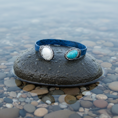 Zoetwater parel en edelstenen armband Bright Pearl Turquoise Blue Leather Small op realistische grijze steen