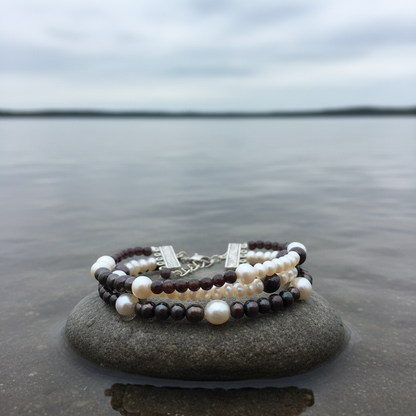 Zoetwater parel en edelstenen armband Trix op steen aan het water