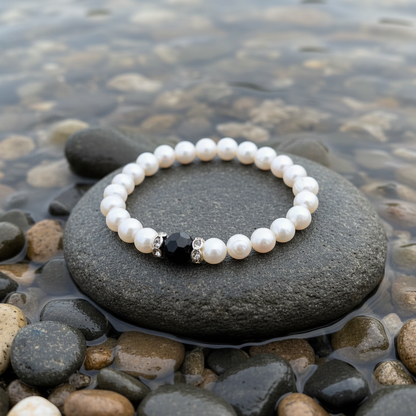 Zoetwater parel en kristallen armband Ezra close-up op natte grijze steen