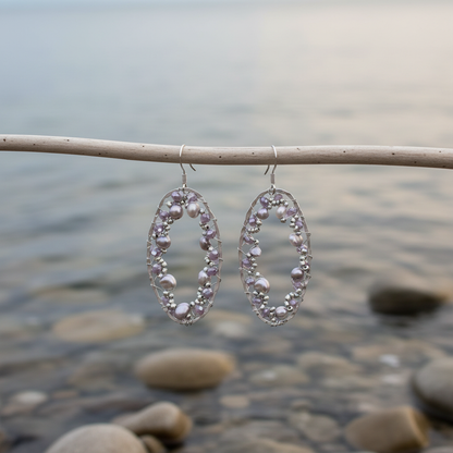 Zoetwater parel oorbellen Big Grey Oval Pearls aan takje